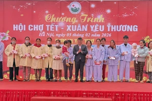 Ban Tổ chức Chương trình “Hội chợ Tết - Xuân yêu thương” trao các phần quà cho người bệnh có hoàn cảnh khó khăn đang điều trị tại Bệnh viện đa khoa Ba Vì.