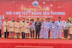 Ban Tổ chức Chương trình “Hội chợ Tết - Xuân yêu thương” trao các phần quà cho người bệnh có hoàn cảnh khó khăn đang điều trị tại Bệnh viện đa khoa Ba Vì.