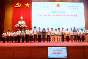 Phó Chủ tịch nước Võ Thị Ánh Xuân trao các suất quà cho trẻ em có hoàn cảnh đặc biệt tại lễ phát động.