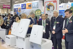 Các đại biểu tham quan các gian hàng trưng bày tại Analytica Hanoi 2026.