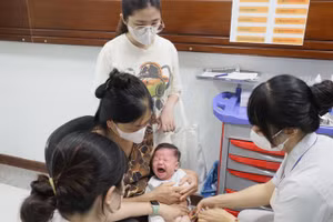 Trẻ em trong độ tuổi trên địa bàn Hà Nội tiêm vaccine phòng các bệnh truyền nhiễm trong Chương trình Tiêm chủng mở rộng.
