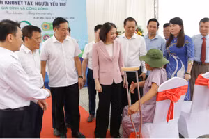 Phó Chủ tịch Ủy ban nhân dân thành phố Hà Nội Vũ Thu Hà thăm hỏi, động viên người khuyết tật tham dự lễ khai trương mô hình.