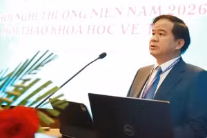 Phó Giáo sư, Tiến sĩ Đào Xuân Cơ, Giám đốc Bệnh viện Bạch Mai (Bộ Y tế) phát biểu tại hội thảo.