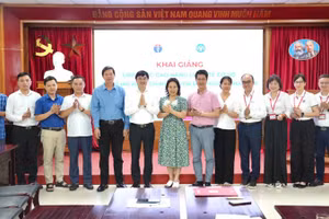 Các học viên chụp ảnh lưu niệm với lãnh đạo Sở Y tế Hà Nội tại buổi khai giảng lớp đào tạo.