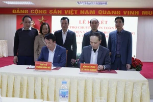 Lãnh đạo Bệnh viện Y học cổ Hà Đông và Trạm Y tế phường Dương Nội ký kết hợp tác hỗ trợ chuyên môn giữa hai đơn vị.