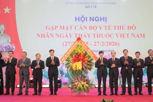 Đồng chí Nguyễn Duy Ngọc, Ủy viên Bộ Chính trị, Bí thư Thành ủy Hà Nội và lãnh đạo Ủy ban nhân dân thành phố Hà Nội trao tặng lẵng hoa chúc mừng cho tập thể lãnh đạo Sở Y tế Hà Nội.