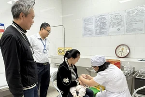 Các y, bác sĩ cho trẻ trong độ tuổi trên địa bàn phường Xuân Đỉnh (thành phố Hà Nội) uống vaccine Rota phòng bệnh tiêu chảy cấp do virus Rota.