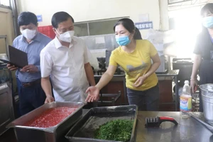 Các cơ quan chức năng kiểm tra các cơ sở sản xuất, kinh doanh thực phẩm trên địa bàn thành phố Hà Nội.