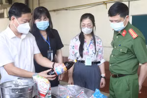 Các lực lượng chức năng kiểm tra các cơ sở sản xuất, kinh doanh trên địa bàn Hà Nội về công tác bảo đảm an toàn thực phẩm.