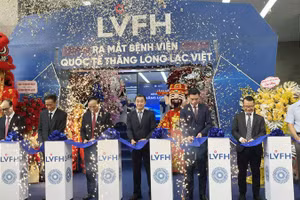 Thứ trưởng Y tế Trần Văn Thuấn và các đại biểu cắt băng tại Lễ ra mắt Bệnh viện quốc tế Thăng Long Lạc Việt