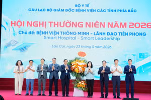 Bộ trưởng Y tế Đào Hồng Lan trao tặng lẵng hoa cho lãnh đạo Câu lạc bộ Giám đốc bệnh viện các tỉnh phía bắc tại hội nghị.