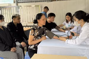 Người dân trên địa bàn phường Giảng Võ Hà Nội tham gia hoạt động khám sức khỏe định kỳ tại Trạm Y tế phường.
