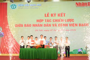 Lãnh đạo Báo Nhân Dân và Bệnh viện Bạch Mai ký kết hợp tác chiến lược giữa hai cơ quan.