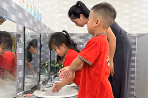 Giáo viên hướng dẫn học sinh vệ cá nhân để phòng, chống bệnh tay chân miệng tại các cơ sở giáo dục trên địa bàn Hà Nội.