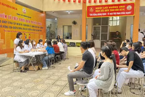 Các y, bác sĩ Trạm Y tế phường Đống Đa (thành phố Hà Nội) khám, tư vấn sức khỏe cho người dân trên địa bàn hưởng ứng Ngày Sức khỏe toàn dân (7/4) năm 2026.