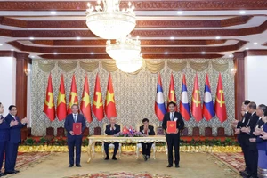 Tổng Bí thư Tô Lâm và Tổng Bí thư, Chủ tịch nước Lào Thongloun Sisoulith chứng kiến Lễ trao các văn kiện hợp tác Chương trình hợp tác năm 2026 giữa Bộ Tư pháp Việt Nam và Bộ Tư pháp Lào. (Ảnh: THỐNG NHẤT/TTXVN)