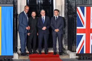 Thủ tướng Đức Friedrich Merz, Tổng thống Ukraine Volodymyr Zelensky, Thủ tướng Anh Keir Starmer và Tổng thống Pháp Emmanuel Macron tại cuộc gặp ở London ngày 7/6/2026. (Ảnh: AA/TTXVN)