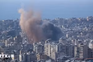 Khói bốc lên từ địa điểm ở ngoại ô Beirut, Liban sau cuộc không kích của Israel. (Ảnh: THX/TTXVN)
