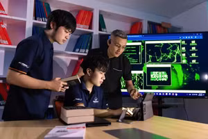 Hướng dẫn sinh viên Đại học Phenikaa xử lý tình huống “thực chiến” trong phòng, chống các cuộc tấn công trên không gian mạng. (Ảnh: NGỌC THƠM)