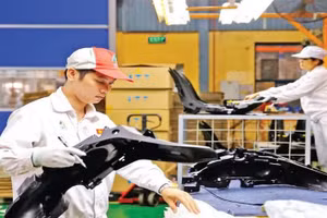 Hoạt động sản xuất tại Công ty cổ phần Nhựa Hà Nội (Hanoi Plastics - HPC). (Ảnh SƠN TÙNG)