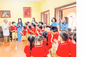 Ông Công Ngọc Dũng kể những câu chuyện về Bác Hồ với cô trò Trường tiểu học Phú Thượng khi các em học sinh học tiết học Lịch sử địa phương tại di tích Nhà cụ Nguyễn Thị An.