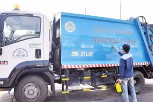 Công ty Môi trường đô thị Hà Nội chuẩn bị phương tiện thu gom, vận chuyển rác thải theo quy định mới.