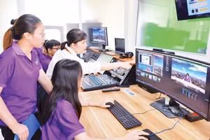 Sinh viên Trường đại học Giáo dục (Đại học Quốc gia Hà Nội) thực hành tại phòng Lab Công nghệ giáo dục.