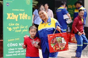 Chương trình “Xây Tết 2026”, trao quà cho công nhân thoát nước đô thị Thành phố.