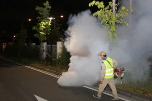 Phun hóa chất phòng, chống bệnh sốt xuất huyết trên địa bàn thành phố Hà Nội