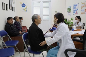 Các y, bác sĩ Trạm Y tế xã Sóc Sơn (thành phố Hà Nội) khám bệnh cho người dân trên địa bàn