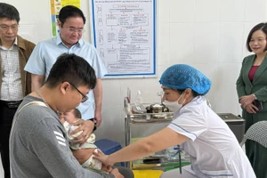 Tiêm vaccine phòng bệnh cho trẻ em trên địa bàn Hà Nội.