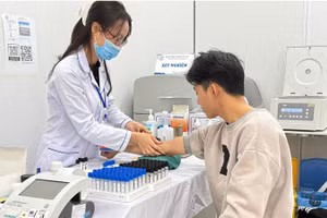 Cán bộ Bệnh viện đa khoa Mê Linh, Hà Nội lấy máu xét nghiệm cho người bệnh. (Ảnh nhandan.vn)