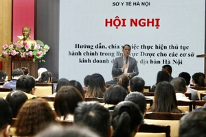 Đại diện Phòng Nghiệp vụ y (Sở Y tế Hà Nội) chia sẻ, hướng dẫn quá trình chuyển đổi số thủ tục hành chính lĩnh vực dược tại hội nghị.