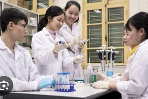 Sinh viên Trường đại học Y Dược, Đại học Quốc gia Hà Nội trong giờ thực hành.