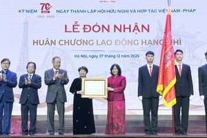 Đồng chí Bùi Thị Minh Hoài, Ủy viên Bộ Chính trị, Bí thư Trung ương Đảng, Bí thư Đảng ủy Mặt trận Tổ quốc, các đoàn thể Trung ương, Chủ tịch Ủy ban Trung ương Mặt trận Tổ quốc Việt Nam, trao tặng Huân chương Lao động hạng Nhì cho Hội Hữu nghị và Hợp tác Việt Nam-Pháp.