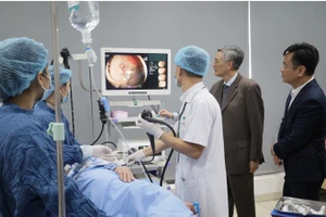 Các y, bác sĩ Bệnh viện đa khoa thực hiện các kỹ thuật trên hệ thống nội soi tiêu hóa do gia đình Giáo sư Đào Văn Long trao tặng.