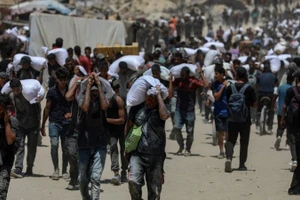 Người dân Palestine nhận hàng viện trợ nhân đạo tại Beit Lahia, phía Bắc Dải Gaza, ngày 1/8/2025. (Ảnh: THX/TTXVN)