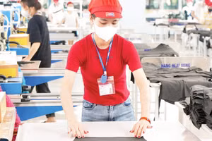 Sản xuất hàng xuất khẩu tại Công ty TNHH May Tinh Lợi, Khu Công nghiệp Nam Sách, Hải Phòng. (Ảnh: TUỆ NGHI)