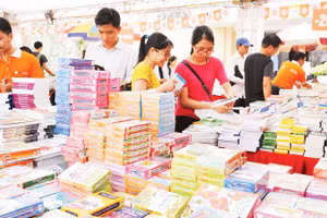 Sách là món ăn tinh thần không thể thiếu đối với nhiều độc giả. (Ảnh: TRẦN AN)