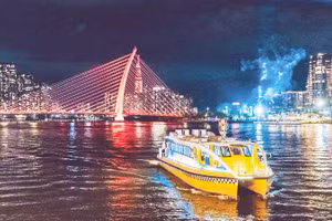 Tuyến buýt sông số 1 (Bạch Đằng-Linh Đông) thu hút đông đảo người dân và du khách tham quan sông Sài Gòn, góp phần phát triển kinh tế và hoạt động du lịch “sông nước” cho Thành phố Hồ Chí Minh (Ảnh: QUÝ HIỀN)