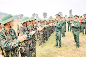 Lãnh đạo Quân khu 1 kiểm tra, động viên chiến sĩ mới Trung đoàn 246, Sư đoàn 346 trên thao trường huấn luyện (Ảnh: BÙI HIỆP)