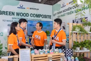 Tiến sĩ Đặng Viết Quang và nhóm sinh viên thực hiện dự án "Sản xuất vật liệu composite từ nhựa tái chế và phế phẩm nông nghiệp" tại Ngày hội khởi nghiệp Quốc gia của học sinh, sinh viên năm 2025. (Ảnh: PHƯỚC AN)