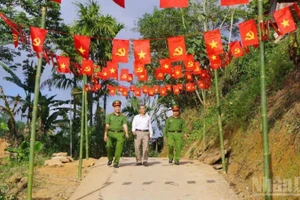 Không khí chuẩn bị cho ngày hội lớn của toàn dân đang rộn ràng khắp các thôn, khu dân cư trên địa bàn xã biên giới Avương. 