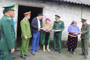 Lực lượng công an, bộ đội biên phòng đẩy mạnh tuyên truyền bầu cử tại các xã biên giới Tùng Vài, tỉnh Tuyên Quang.