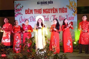 Đêm thơ thu hút sự tham gia biểu diễn, trình diễn thơ-nhạc của nhiều nghệ sĩ thành phố Huế.