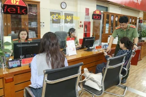 Cán bộ Phòng Hồ sơ-nghiệp vụ hướng dẫn cấp phiếu lý lịch tư pháp cho người dân tại Trung tâm Phục vụ hành chính công tỉnh Bắc Ninh.