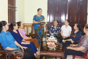 Câu lạc bộ phòng, chống tội phạm và tệ nạn xã hội thôn Hữu Ái tổ chức buổi sinh hoạt chuyên đề.