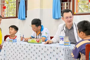Khám sức khỏe cho học sinh tại xã Thạnh An.