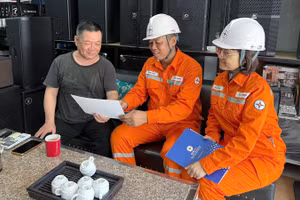 Gia đình ông Hoàng Thanh Bình, Tổ dân phố Tân Quang 7, phường Minh Xuân được cán bộ Công ty Điện lực Tuyên Quang đến tuyên truyền cách sử dụng điện tiết kiệm mùa nắng nóng.