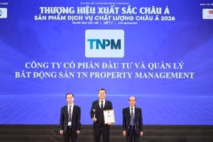 Đại diện TNPM nhận Cup và chứng nhận từ Ban tổ chức giải thưởng.